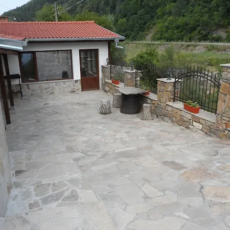 Ivan بيت ضيافة Cherni Osum